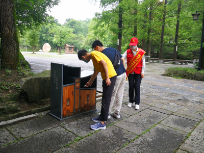 澳门三亚岛旅游区特勤队副队长刘佳楠规劝游客文明出行